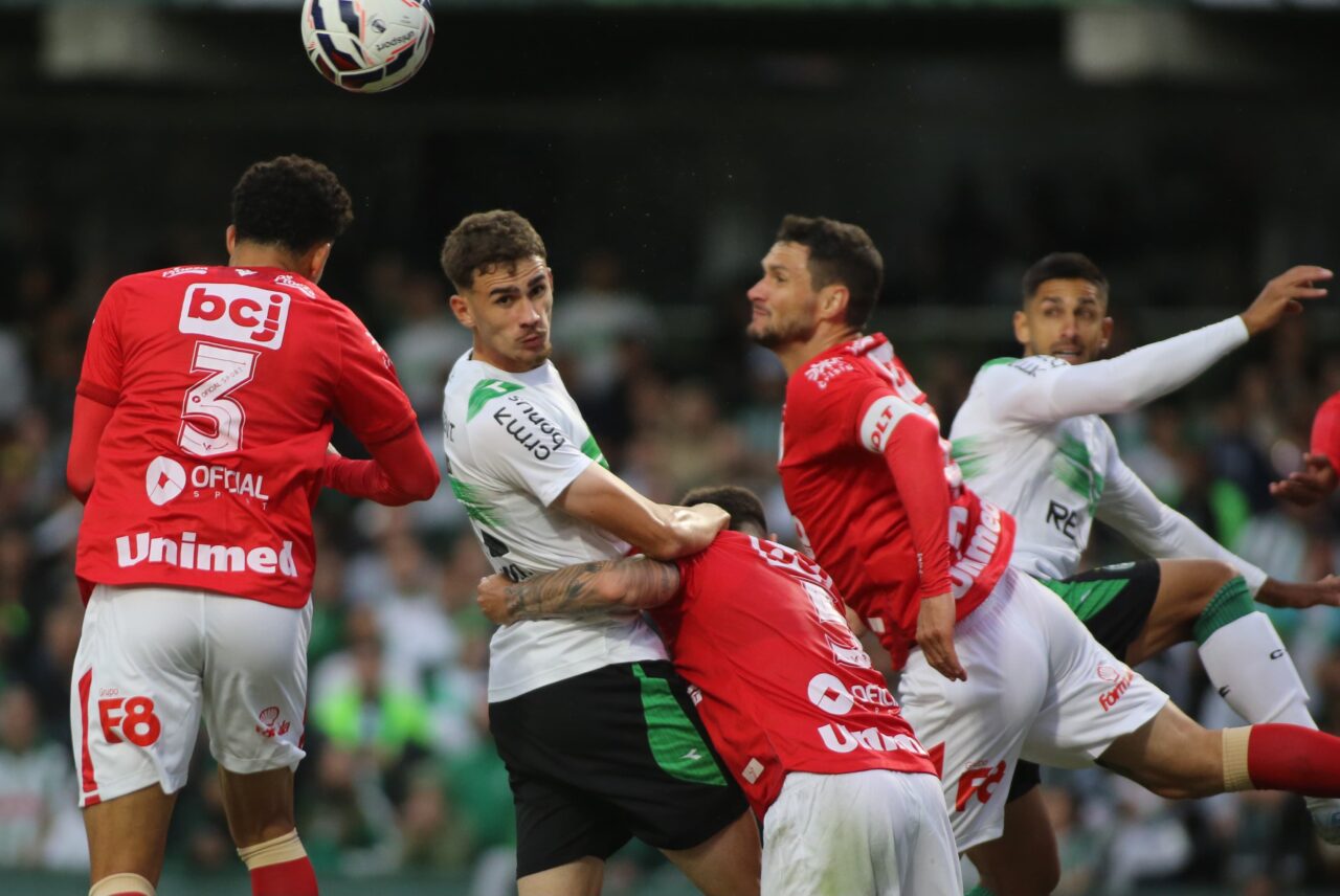 O zagueiro Guiherme Aquino em Coritiba x Vila Nova
