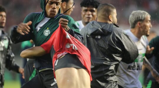 Briga no Atletiba no Couto Pereira