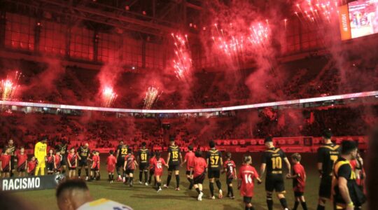 Torcida do Athletico na Ligga Arena