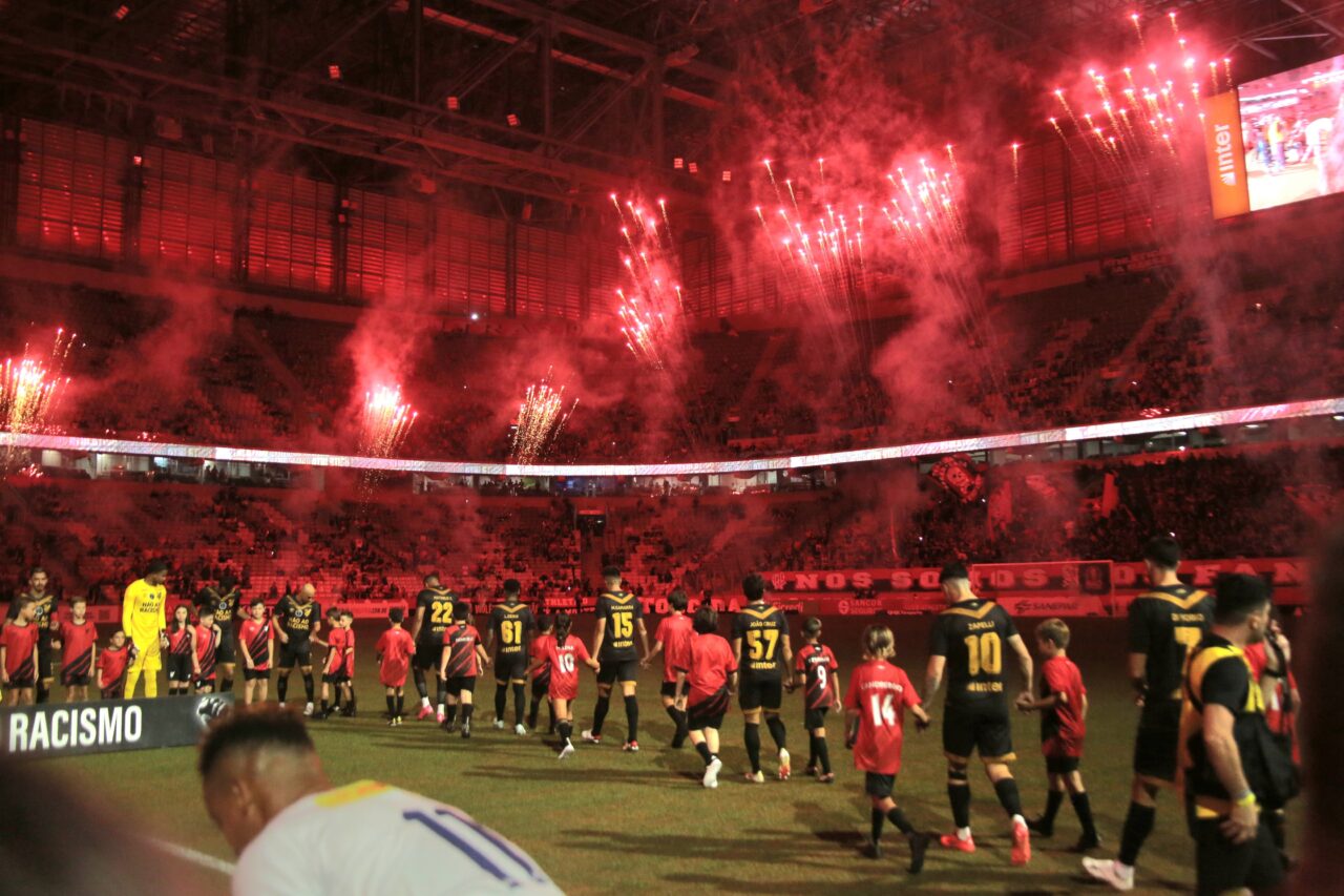 Torcida do Athletico na Ligga Arena