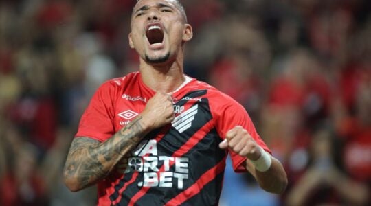 Luiz Fernando comemora gol do Athletico na Copa do Brasil 2025