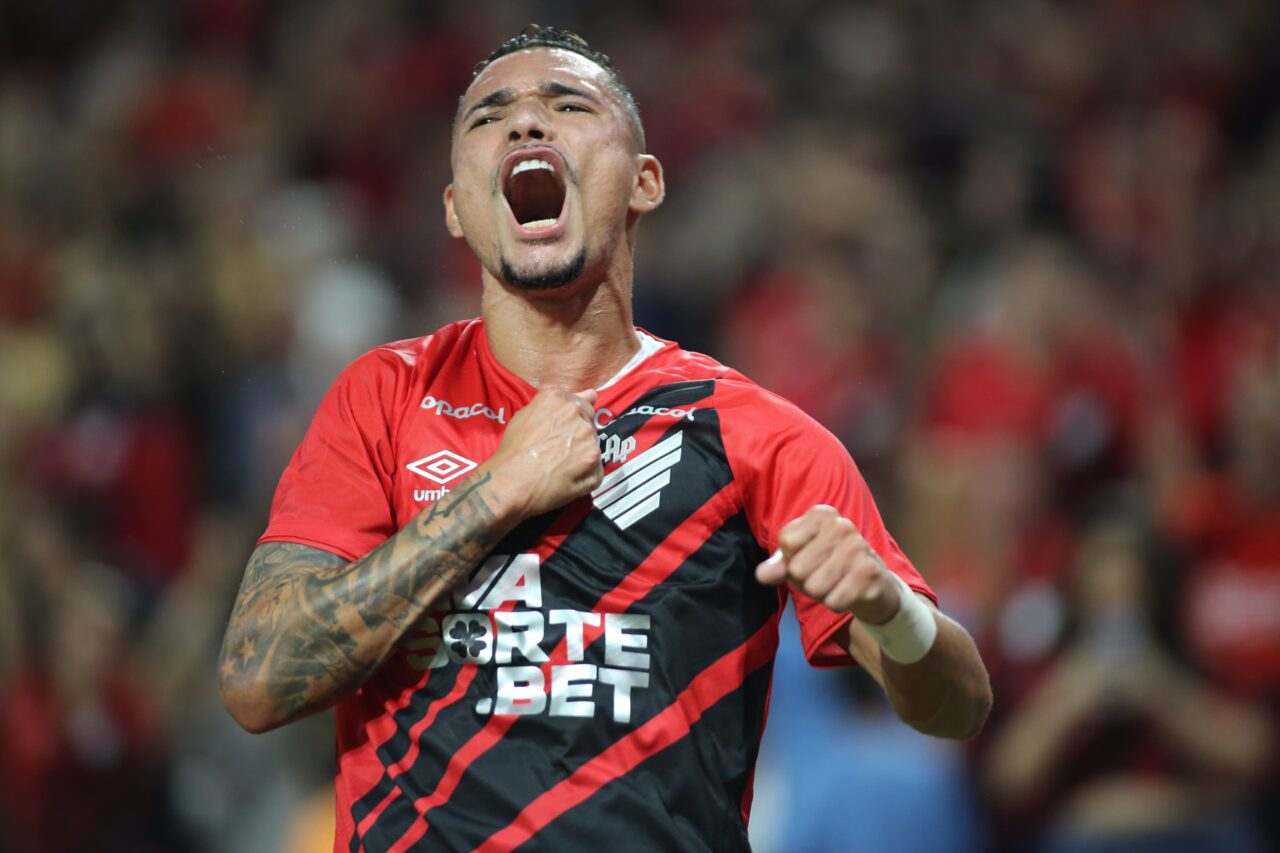 Luiz Fernando comemora gol do Athletico na Copa do Brasil 2025