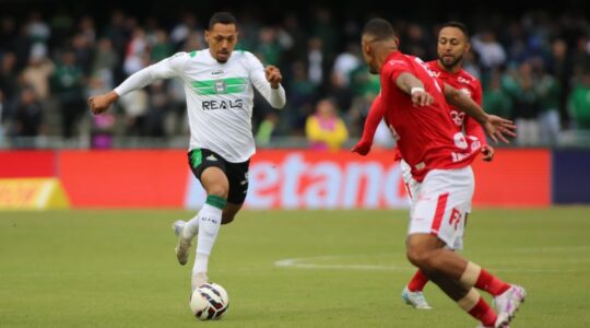 O lateral-direito Alex Silva, em Coritiba x Vila Nova