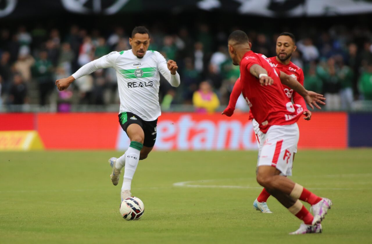O lateral-direito Alex Silva, em Coritiba x Vila Nova