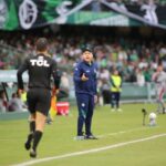 O técnico Mozart em Coritiba x Vila Nova