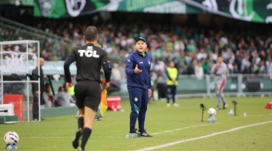 O técnico Mozart em Coritiba x Vila Nova