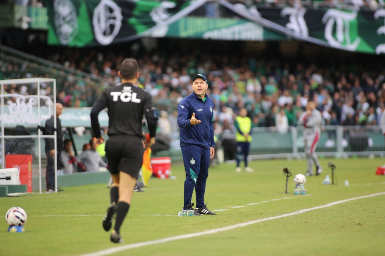 O técnico Mozart em Coritiba x Vila Nova