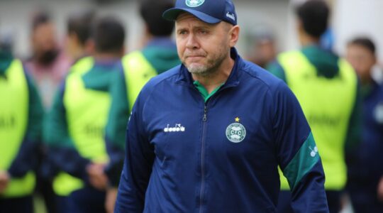 O técnico Mozart em Coritiba x Vila Nova