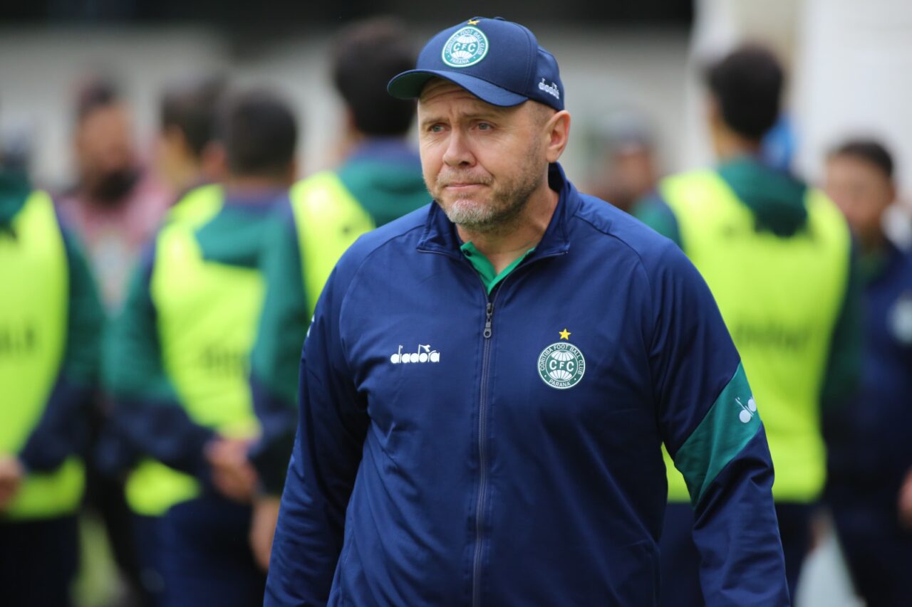 O técnico Mozart em Coritiba x Vila Nova