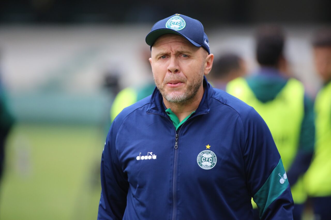 O técnico do Coritiba, Mozart
