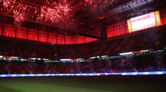 Torcida do Athletico na Ligga Arena