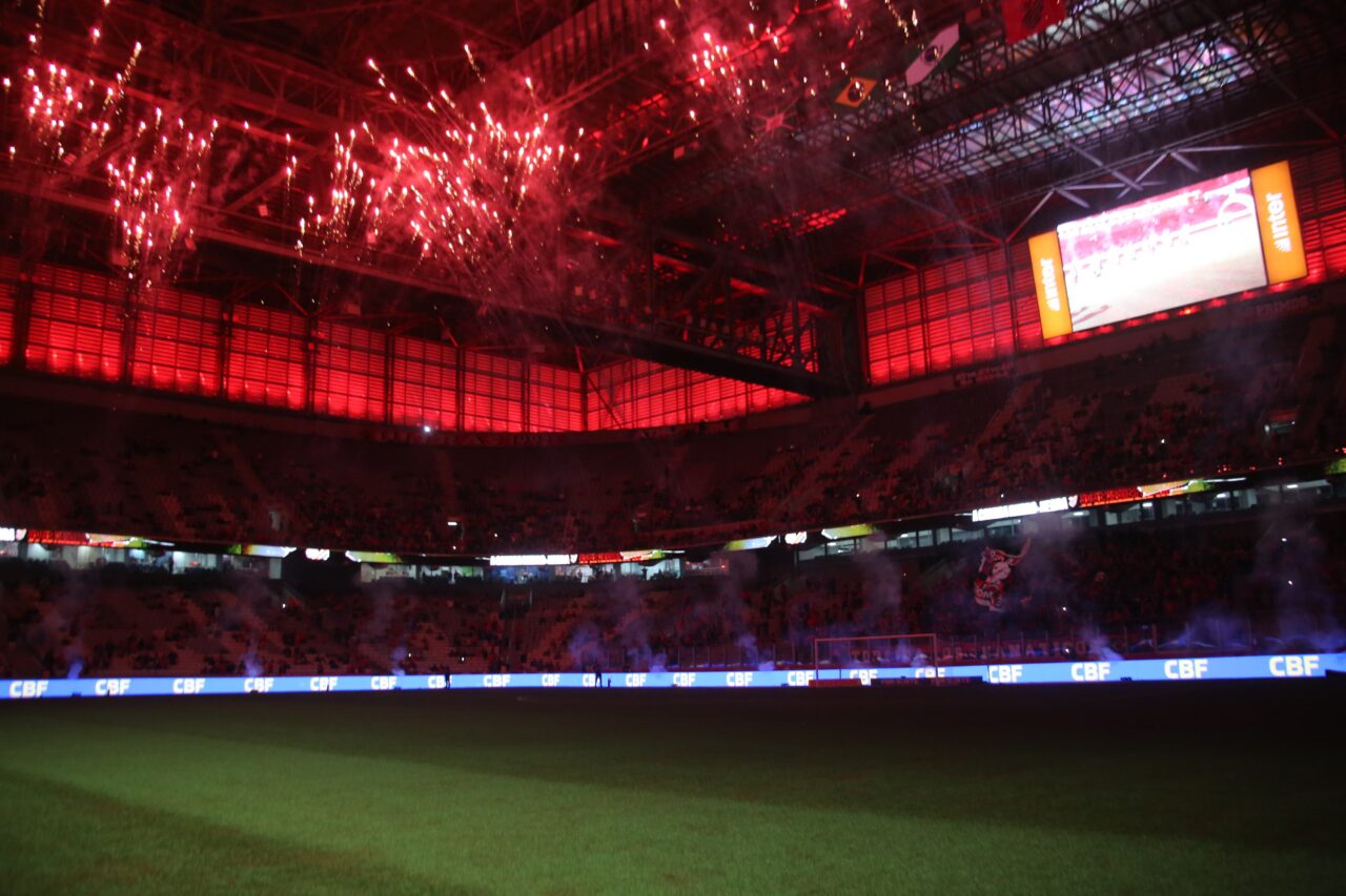 Torcida do Athletico na Ligga Arena