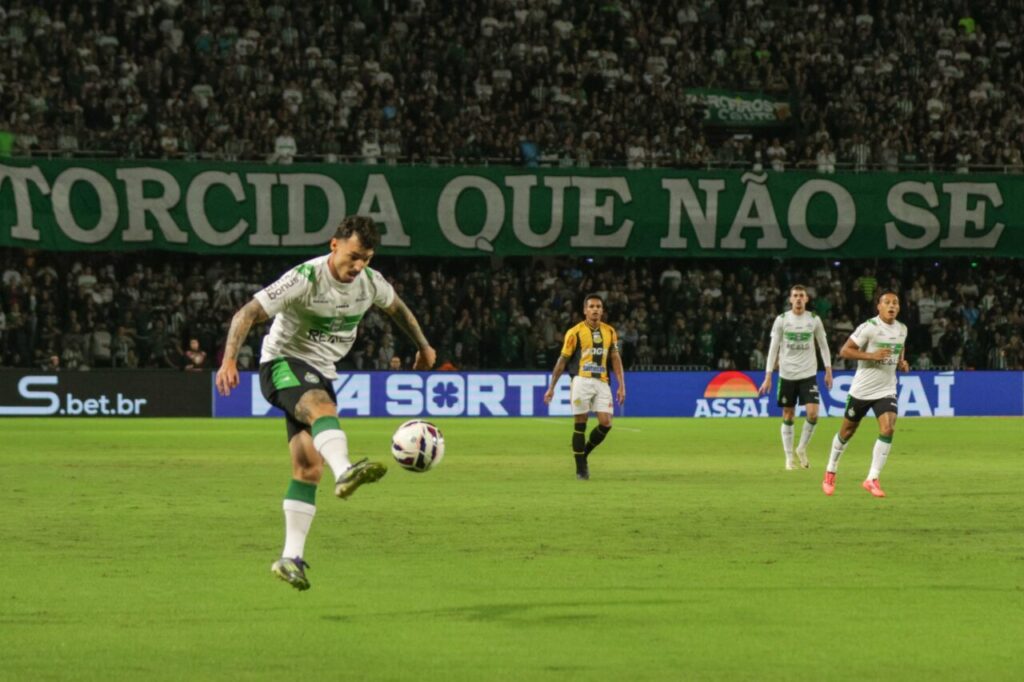 O lateral Zeca em Coritiba x Novorizontino