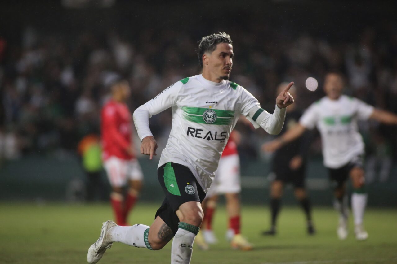 Josué comemora em Coritiba x Vila Nova