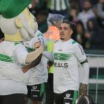 O meia português Josué em Coritiba x Vila Nova