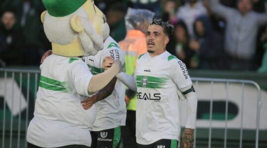 O meia português Josué em Coritiba x Vila Nova