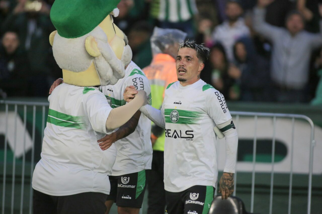 O meia português Josué em Coritiba x Vila Nova