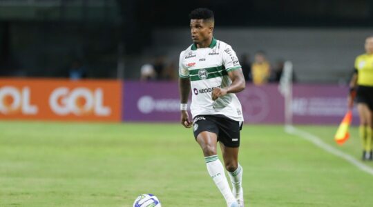 O lateral-esquerdo Jamerson, pelo Coritiba