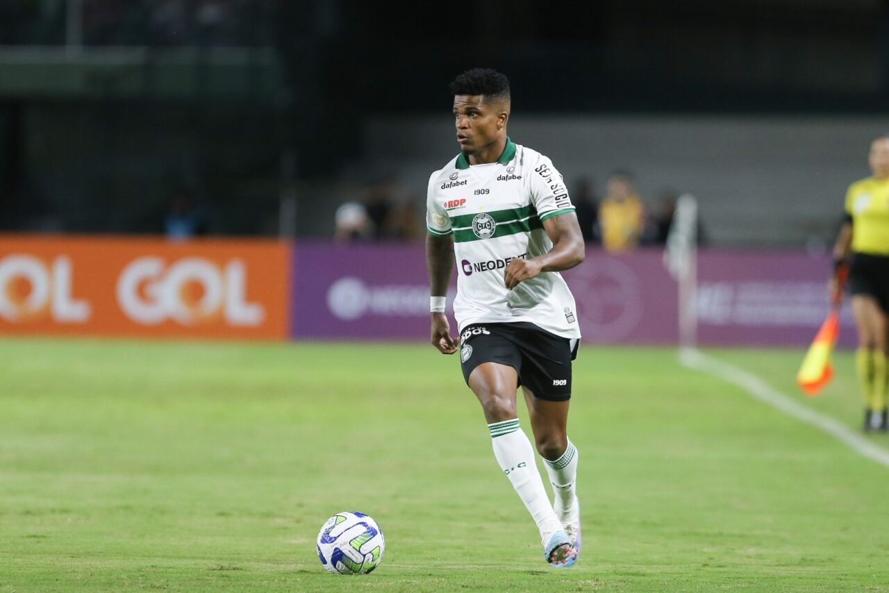 O lateral-esquerdo Jamerson, pelo Coritiba