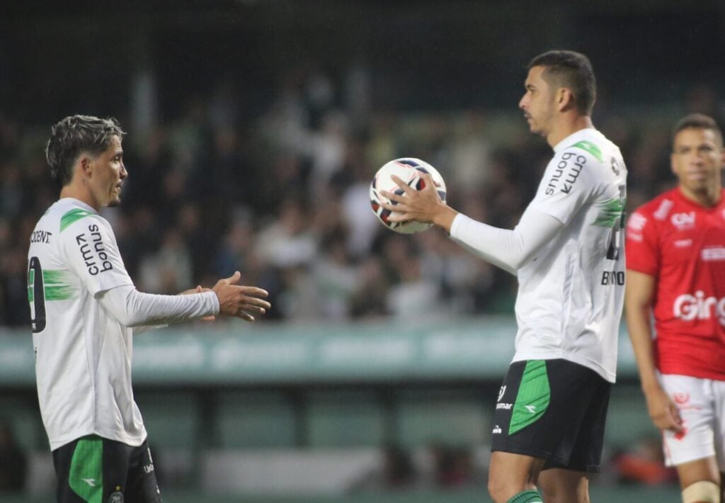 Josué e Bruno Melo em Coritiba x Vila Nova