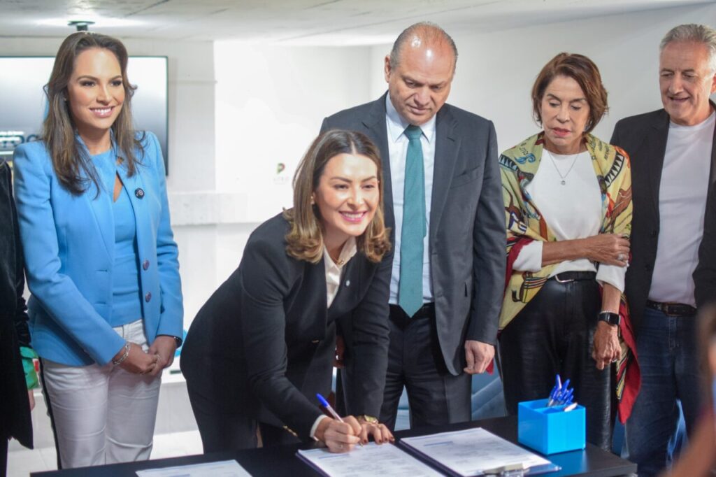 Mabel Canto assina ficha PP