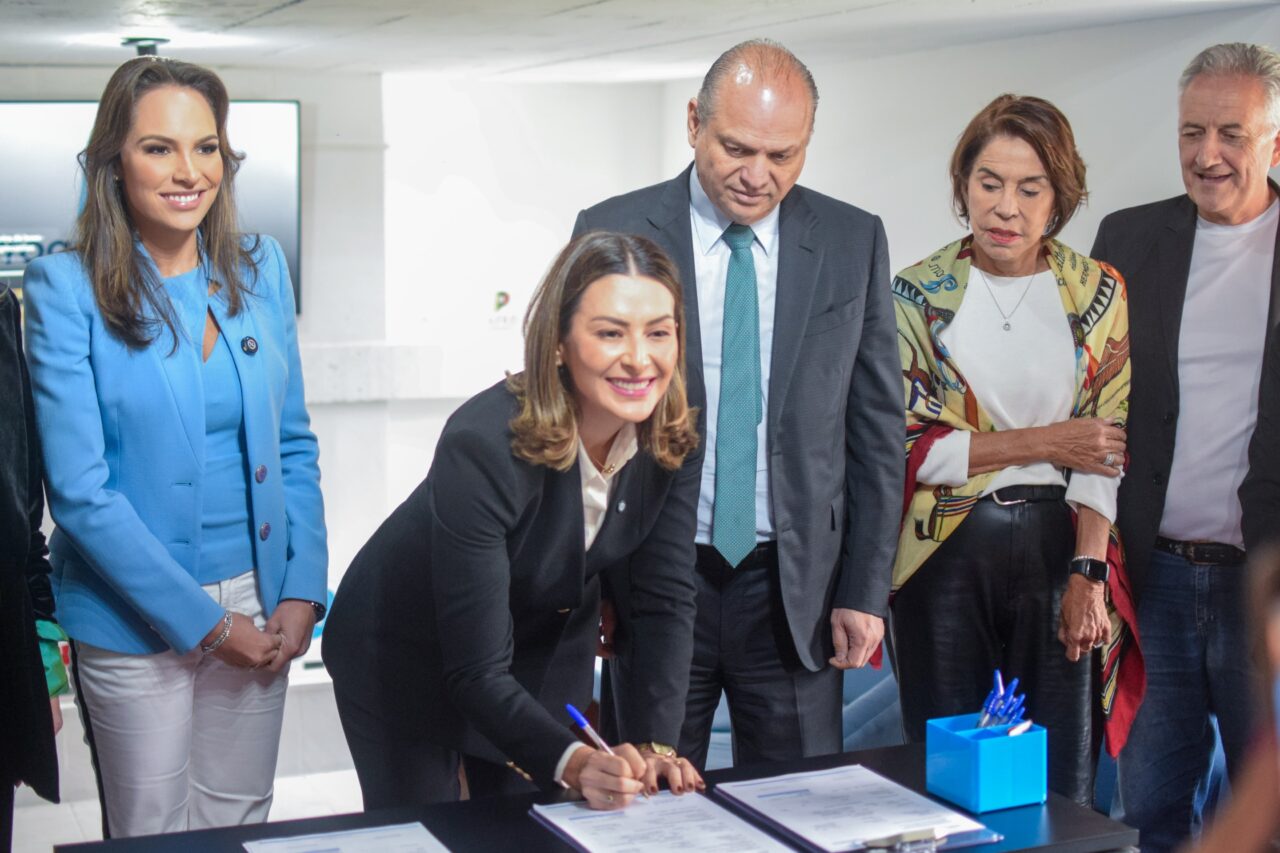 Mabel Canto assina ficha PP