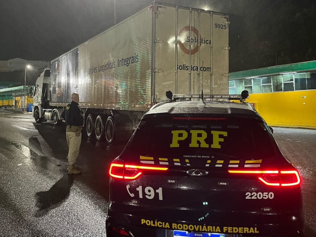 O caminhão apreendido pela PRF