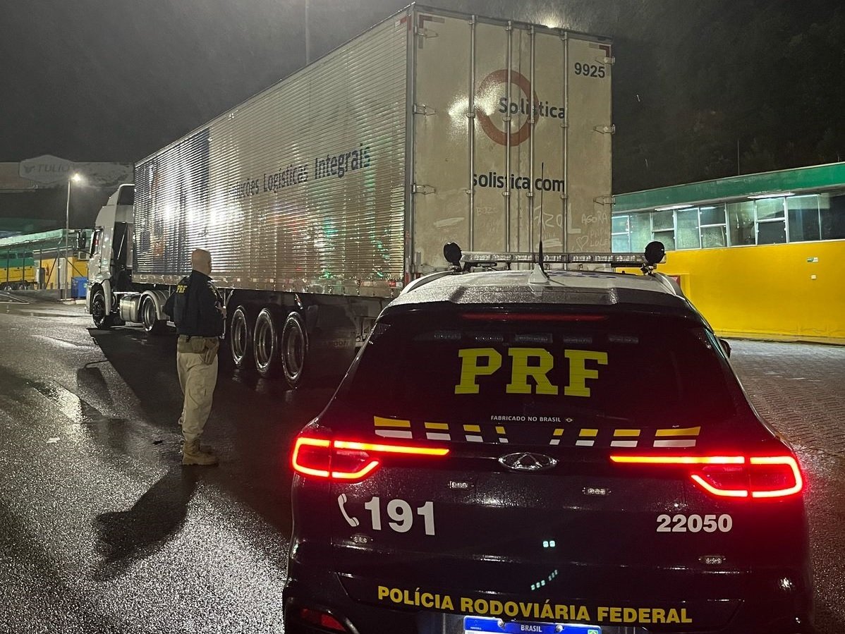 O caminhão apreendido pela PRF