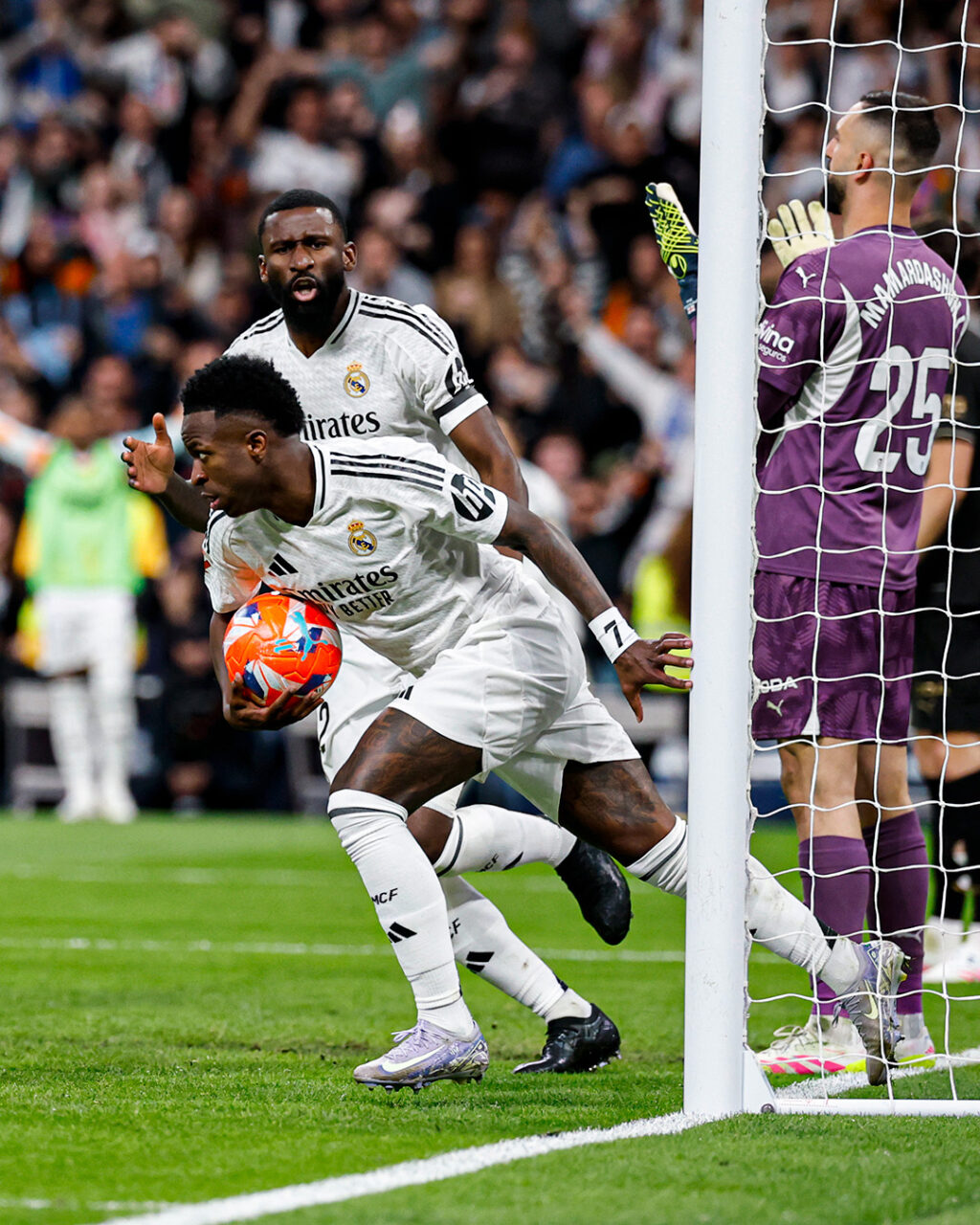 Vini Jr comemora gol do Real Madrid