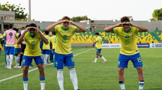 Gustavo Gomes (à direita) comemora gol da seleção brasileira sub-17: meia do Athletico Paranaense