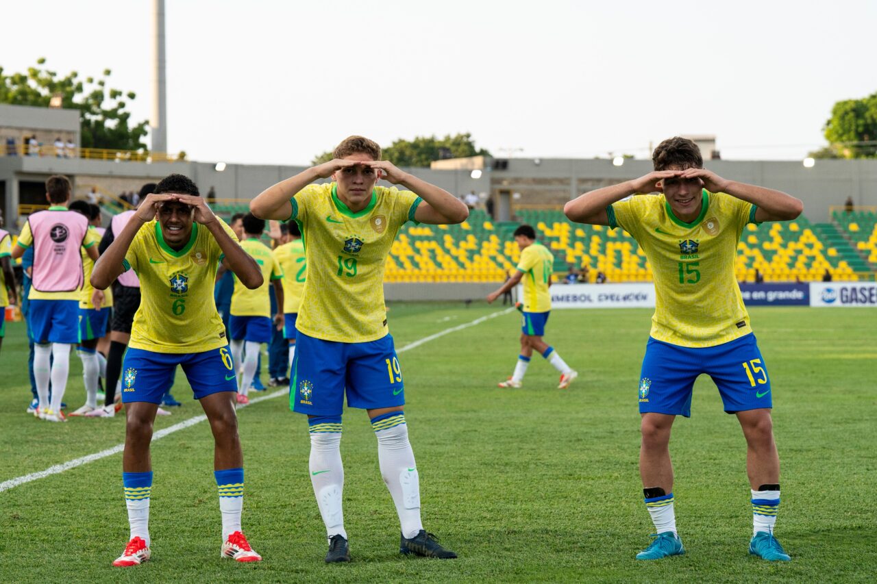 Gustavo Gomes (à direita) comemora gol da seleção brasileira sub-17: meia do Athletico Paranaense