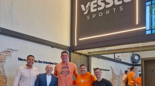 Sandro Varejão, do basquete, com os diretores da Arena Vessel