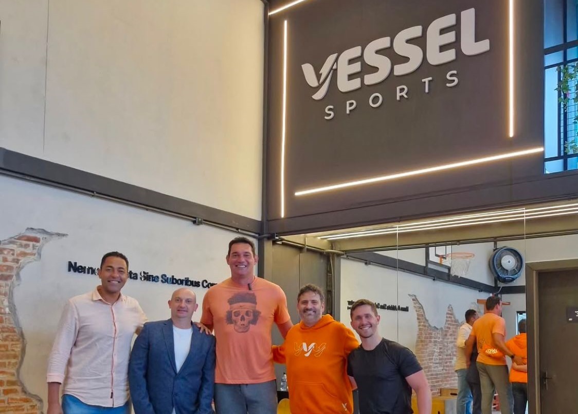 Sandro Varejão, do basquete, com os diretores da Arena Vessel