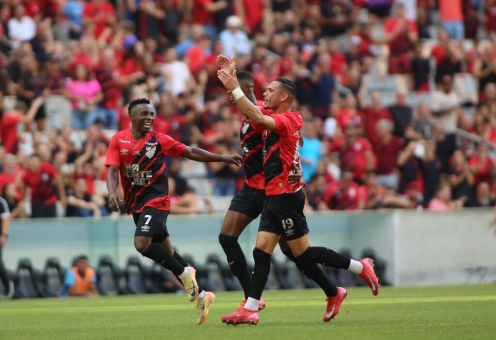Jogadores do Athletico comemoram gol na Ligga Arena
