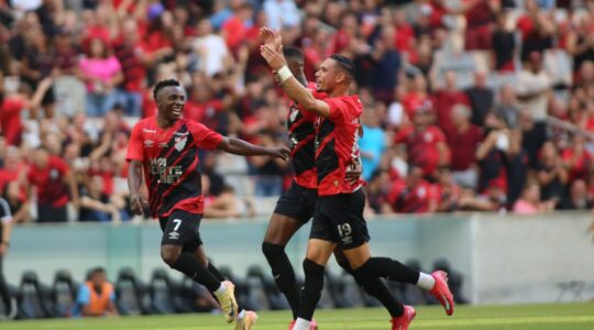 Jogadores do Athletico comemoram gol na Ligga Arena