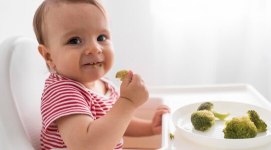 bebe-adoravel-brincando-com-comida_23-2148723061