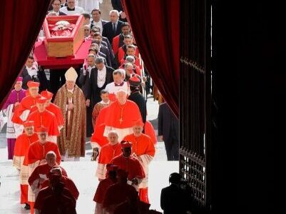 corpo chega a basilica. jpg