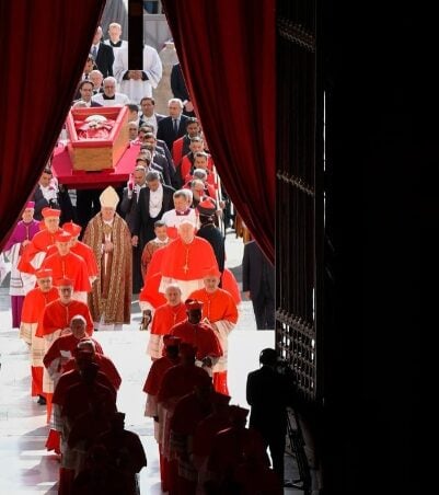 corpo chega a basilica. jpg