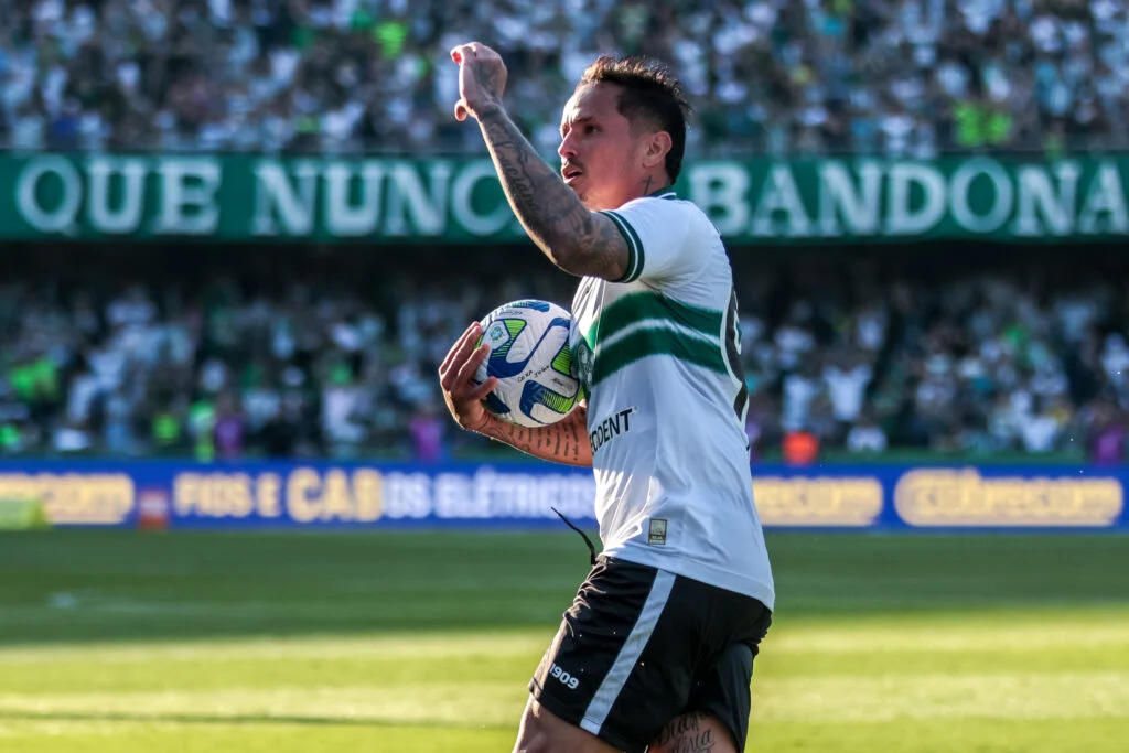 Atacante Edu, ex-Coritiba: hoje no Cuiabá