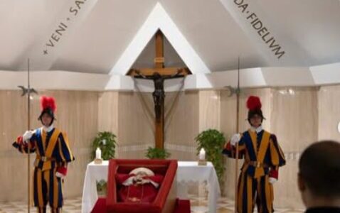 papa franciscono caixao