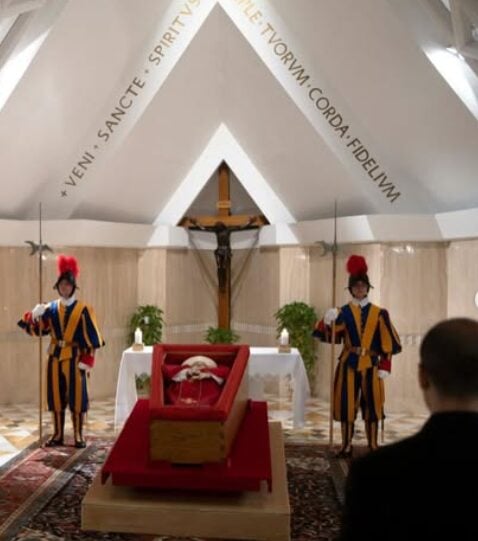 papa franciscono caixao