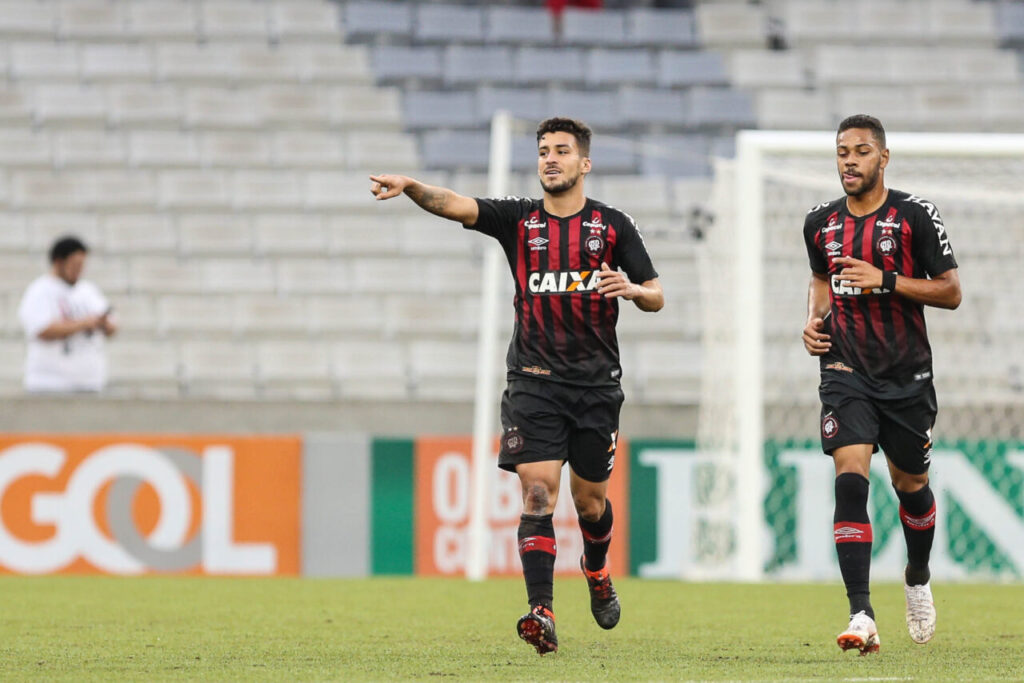 Marcinho comemora gol pelo Athletico Paranaense em 2018, junto com Renan Lodi