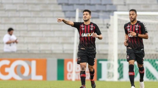 Marcinho comemora gol pelo Athletico Paranaense em 2018, junto com Renan Lodi