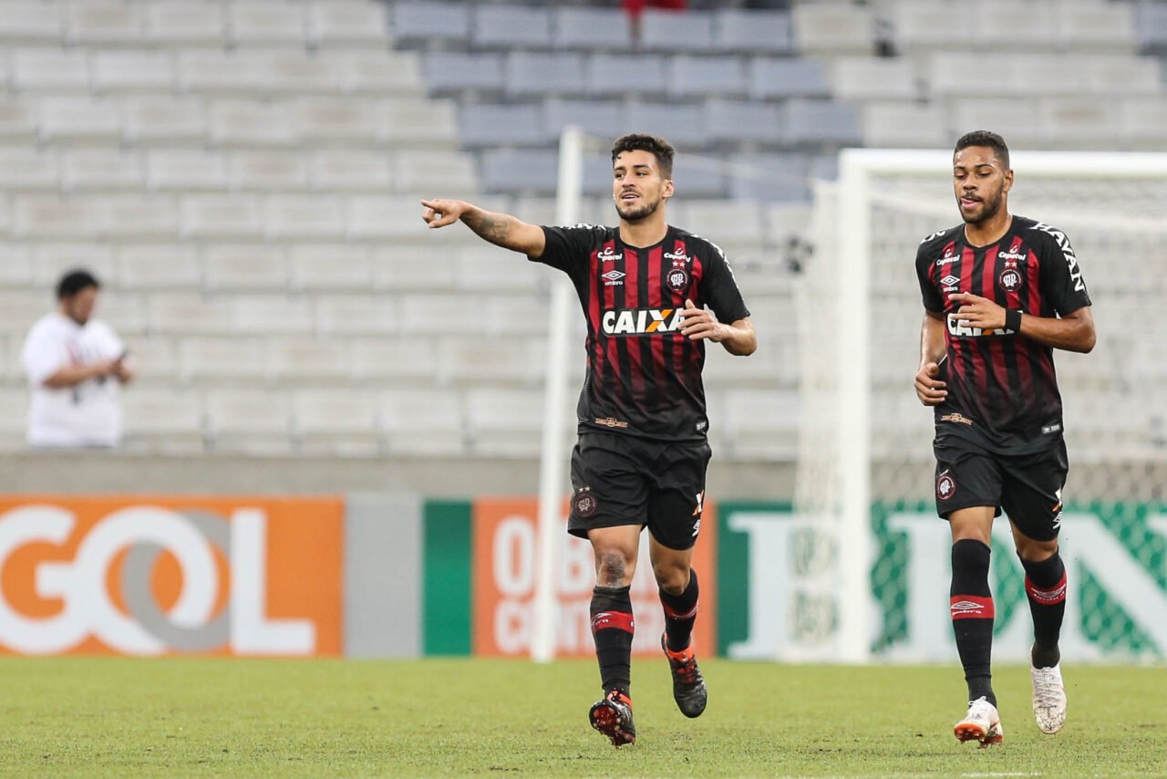 Marcinho comemora gol pelo Athletico Paranaense em 2018, junto com Renan Lodi