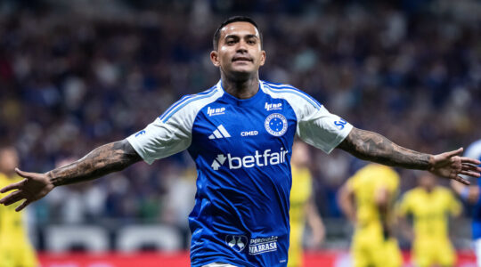 Dudu comemora gol pelo Cruzeiro