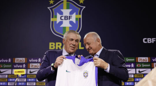Ancelotti é recebido por Felipão durante a convocaçã