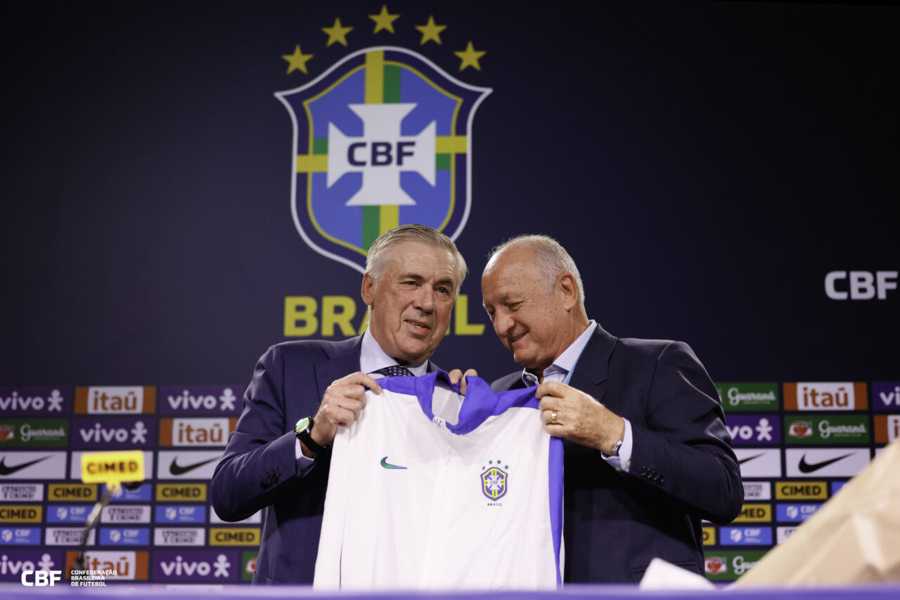 Ancelotti é recebido por Felipão durante a convocaçã