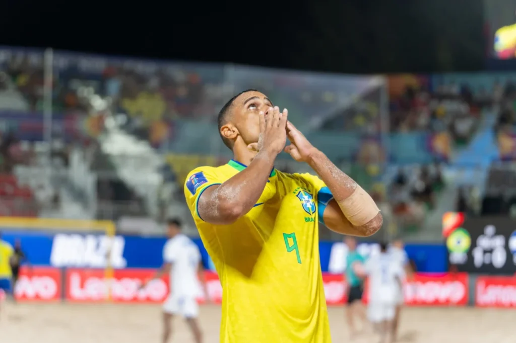 Rodrigo comemora primeiro gol do Brasil: vitória no Beach Soccer