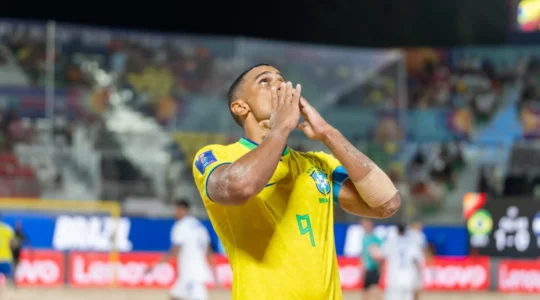 Rodrigo comemora primeiro gol do Brasil: vitória no Beach Soccer