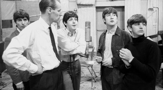 Beatles com o produtor George Martin – Foto Reprodução